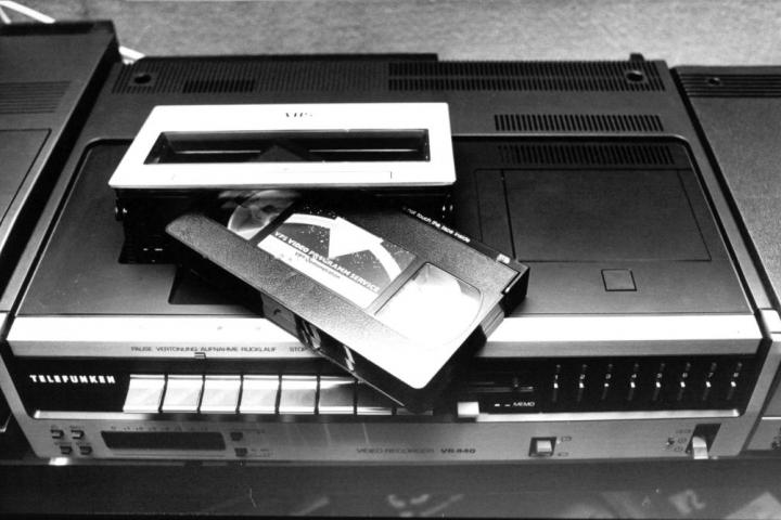alt="alt="Foto de una videocámara VPS en la grabadora de vídeo VR 440, producida por los controladores electrónicos alemanes Telefunken.""