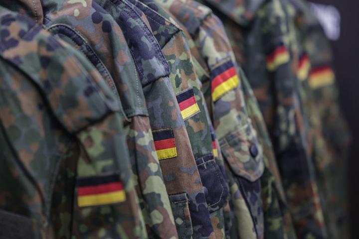 Guerreras de campaña colgadas en un stand del Ejército alemán, mientras busca nuevos reclutas en la feria de videojuegos Gamescom, en Colonia, en agosto de 2025.