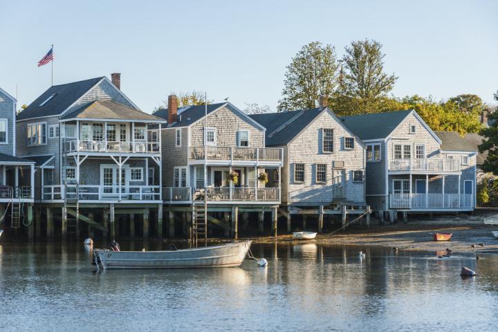 Hilera de casas en la isla de Nantucket, Massachusetts, EEUU.