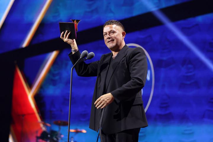 Alejandro Sanz recogiendo uno de los Latin Grammy 2025.
