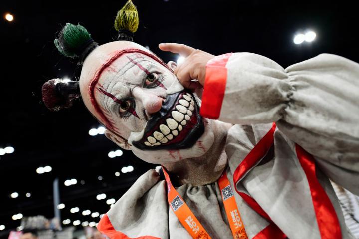 alt="alt="LOS ÁNGELES, CALIFORNIA - 1 DE DICIEMBRE: Una cosplayer vestida como Twisty el Payaso de "American Horror Story" asiste a la Comic Con de Los Ángeles en el Centro de Convenciones de Los Ángeles el 1 de diciembre de 2023 en Los Ángeles, California. (Foto de Chelsea Guglielmino/Getty Images)""
