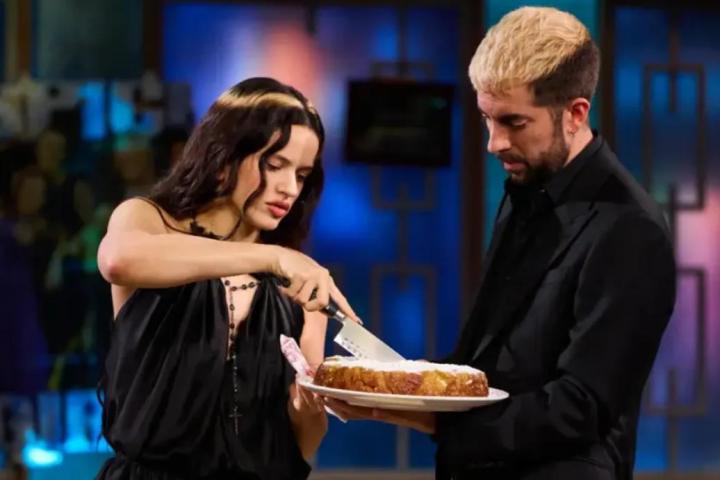 Rosalía partiendo el bizcocho con David Broncano en 'La Revuelta'.