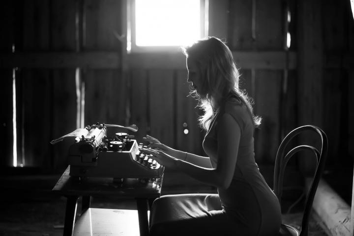 alt="alt="Silueta de una hermosa joven con vestido sobre el fondo de una ventana en una casa antigua""