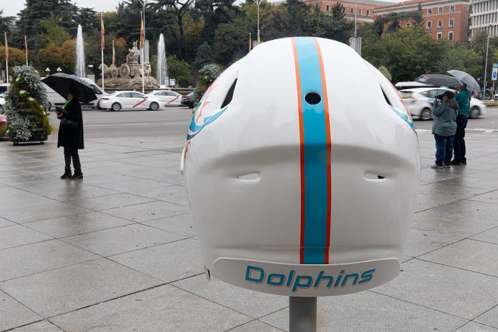 Un enorme casco de la NFL, en el centro de Madrid