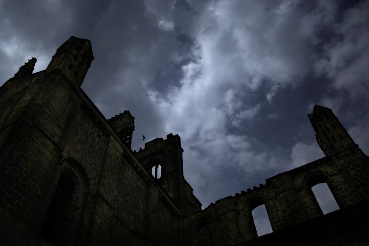 alt="alt="Una oscura casa encantada contra un cielo nocturno.""