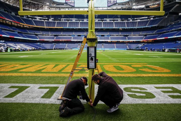 Operarios adaptando el Bernabéu para el partido de la NFL.