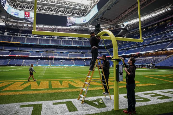 Preparativos para el encuentro de la NFL en el Bernabéu.