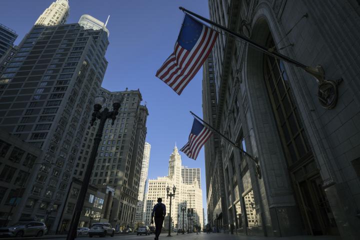 Silueta de un hombre de negocios caminando por la Avenida Michigan Norte en un día soleado. La Magnificent Mile (también conocida como The Mag Mile) es una sección de la Avenida Michigan en Chicago dedicada a tiendas, restaurantes, hoteles y atracciones turísticas.