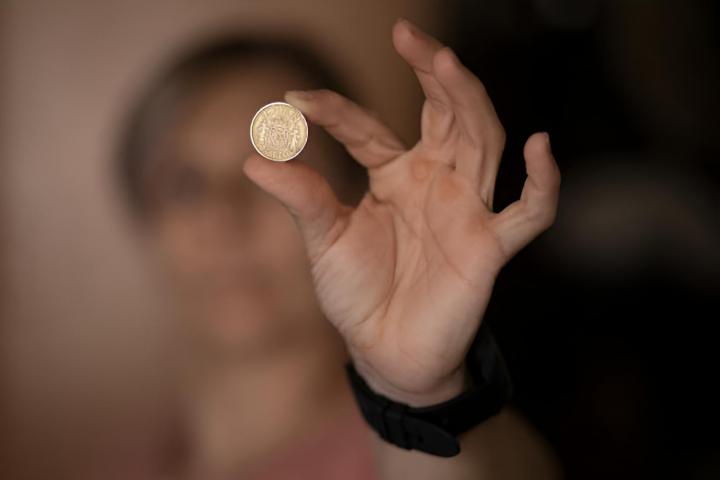 Una mujer sosteniendo una peseta