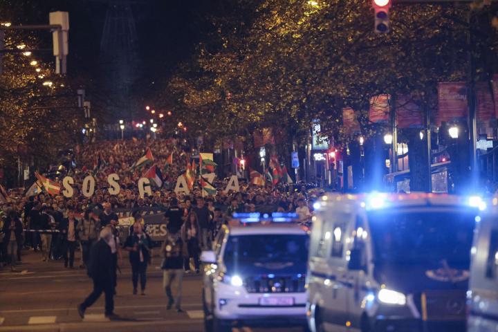 alt="alt="Vista de una de las manifestaciones y marchas convocadas por la iniciativa Gernika-Palestina, y por grupos de animación de equipos vascos y navarros, este sábado en el que las selecciones de fútbol de Euskadi y Palestina disputan un partido amistoso en el estadio de San Mamés.""