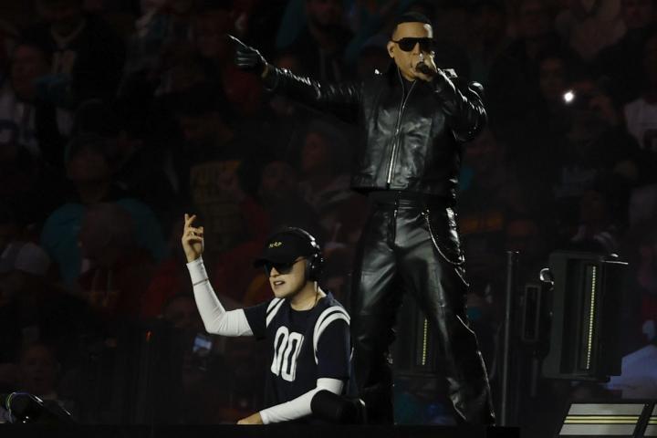 Daddy Yankee y Bizarrap este domingo en el descanso del partido de la NFL en el Santiago Bernabéu.