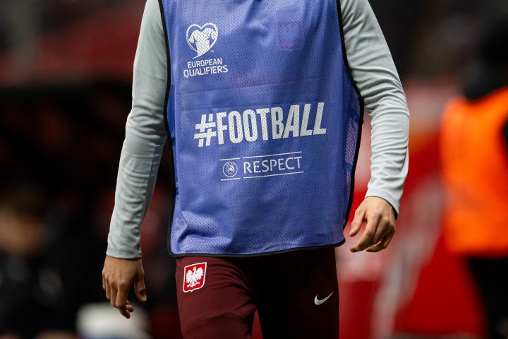 Logotipo «Football Respect» de las eliminatorias europeas visto en un peto de jugador suplente durante el partido de clasificación para la Copa Mundial de la FIFA 2026 entre Polonia y Países Bajos en el PGE Narodowy el 14 de noviembre de 2025 en Varsovia, Polonia.