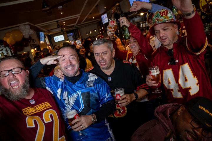 alt="alt="Seguidores de los Washigton Commanders congregados en un bar para seguir por televisión el partido de liga regular de la Liga de Fútbol Americano (NFL) que este domingo disputan los equipos Miami Dolphins y Washington Commanders en el Estadio Santiago Bernabéu.""