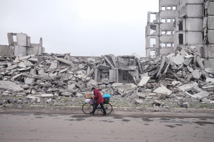 Un residente camina junto a un edificio destruido mientras continúa la guerra entre Rusia y Ucrania, el 14 de noviembre de 2024, en Myrnohrad, óblast de Donetsk, Ucrania.