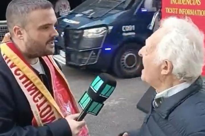 Un señor, enfadado en el Santiago Bernabéu por el partido de la NFL tras hacerle dar la vuelta cuando quería irse a su casa.