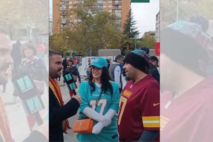 Una pareja de León que acude al Santiago Bernabéu a ver el partido de NFL es entrevistada por Álvaro Palazón, de El Huffpost.