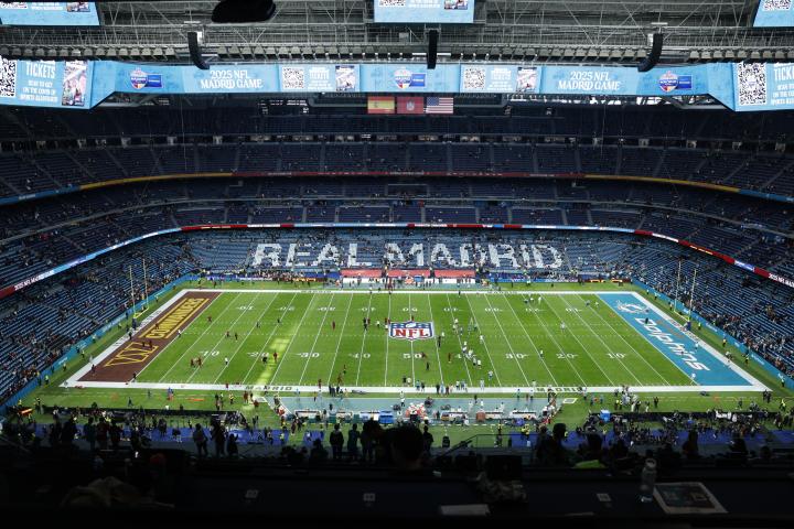 Vista general del interior del Estadio Santiago Bernabéu antes de acoger esta tarde el partido de liga regular de la Liga de Fútbol Americano (NFL) disputado entre los equipos Miami Dolphins (d) y Washington Commanders. EFE/JuanJo Martín