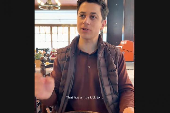 El actor David Henrie probando la paella en España.