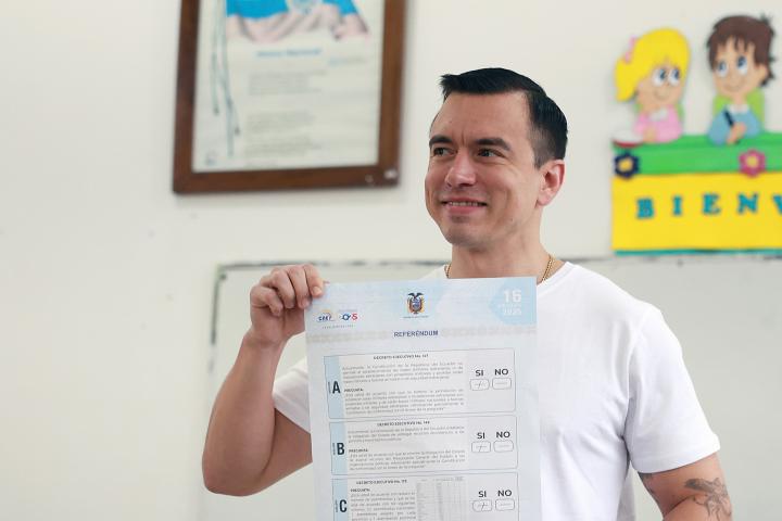 El mandatario ecuatoriano, Daniel Noboa, ejerciendo su derecho a voto en un centro de votación, en el referéndum consultivo a la ciudadanía.