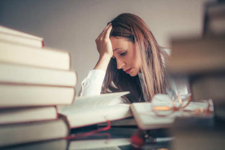 Imagen de archivo de una mujer estudiando.