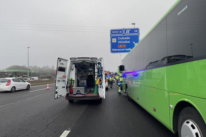 Los dispositivos de emergencia desplegados en el lugar del accidente múltiple entre un autobús, un camión y una furgoneta de reparto en la A-6; a su paso por Collado Villalba (Madrid).