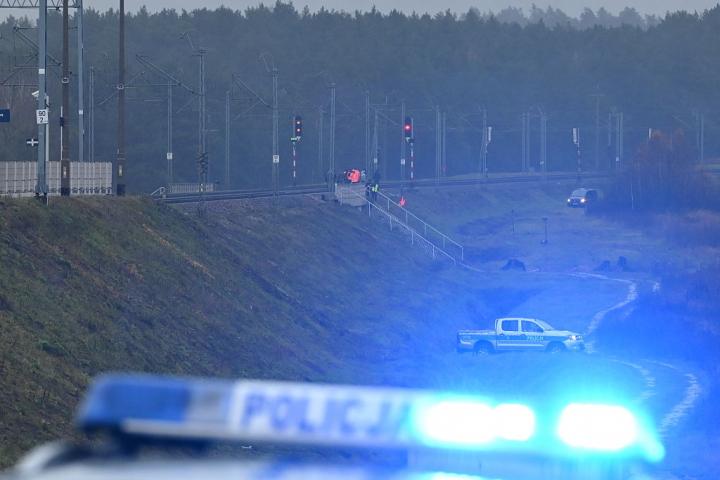 Miembros de las fuerzas policiales, en el lugar de la explosión en mitad de la vía ferroviaria entre Varsovia y Lublin