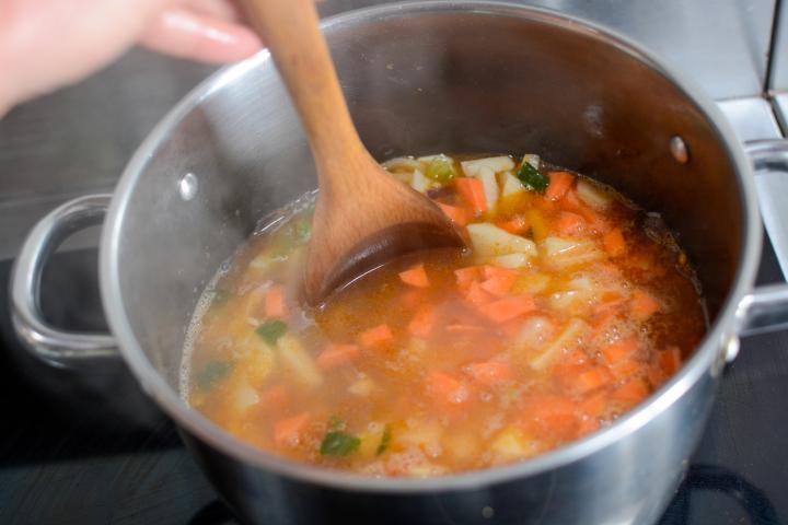 Preparando una sopa de verduras.