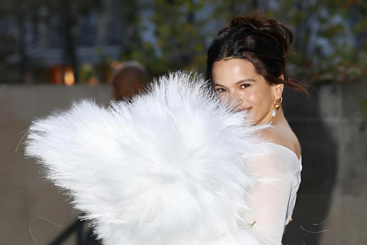Rosalía en el desfile de Schiaparelli Womenswear Spring/Summer 2026 de la Paris Fashion Week