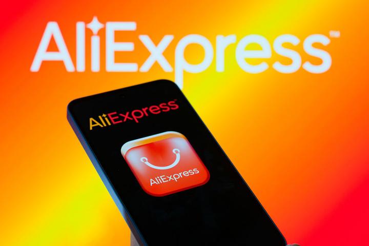 Un usuario trata de acceder a la app de AliExpress, en Bélgica, en una imagen de archivo.