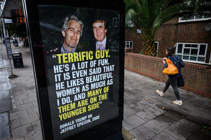 Una marquesina, con un cartel de Donald Trump y Jeffrey Epstein y una cita sobre su amistad pasada, el 3 de septiembre de 2025, en Londres, en una campaña ante la visita del presidente de EEUU.