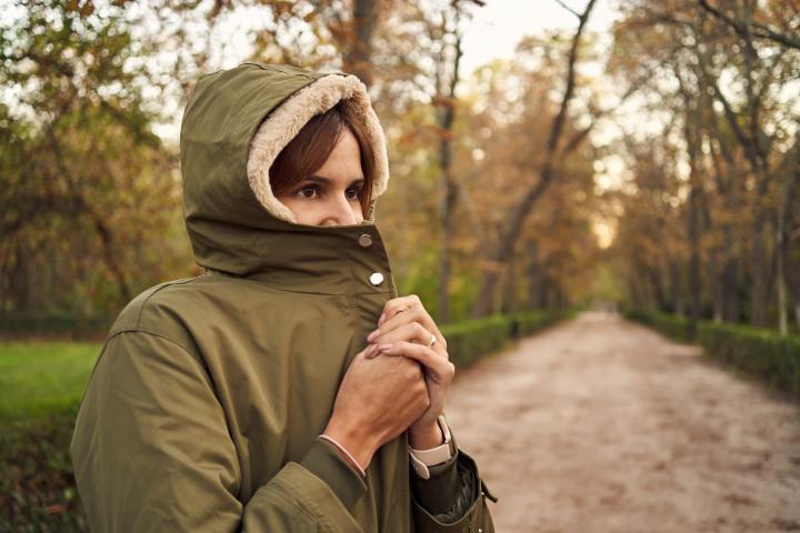 Una mujer, abrigada.