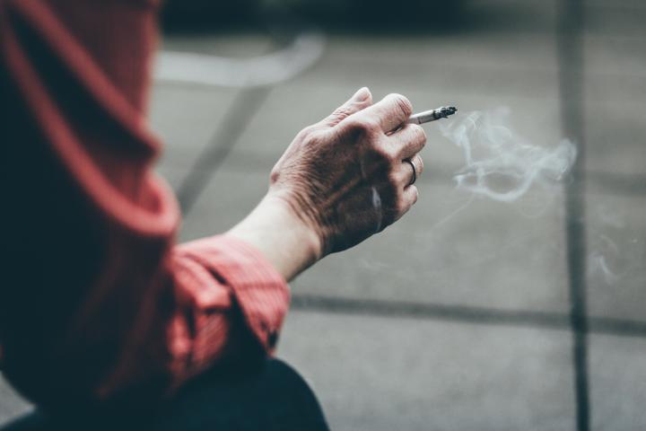 Una persona fumando un cigarro