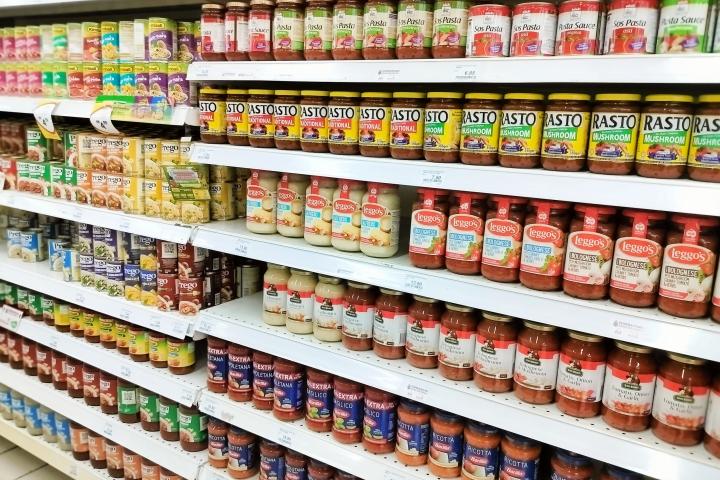 Botes salsa de tomate en un supermarcado