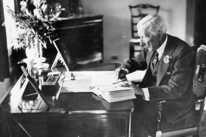 El magnate estadounidense John D. Rockefeller trabajando