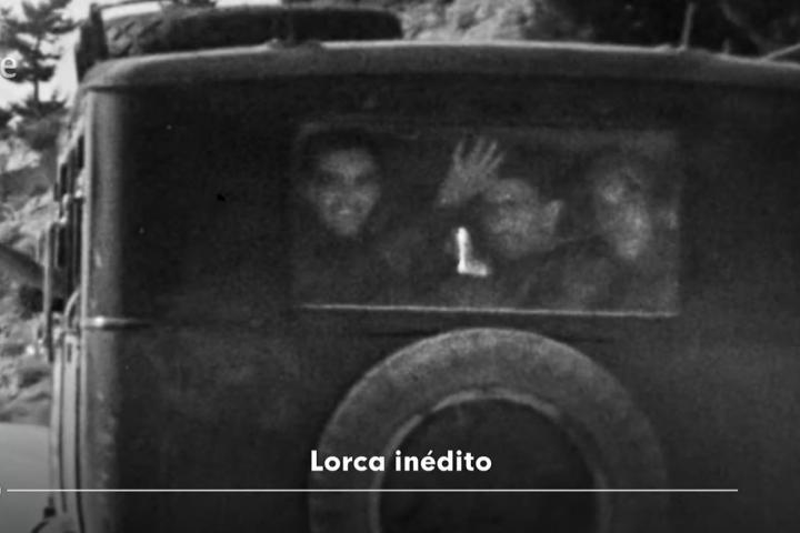 Federico García Lorca sonríe, junto a sus compañeros de La Barraca, por el cristal trasero de un coche, en los años 20 del siglo pasado.