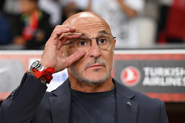 Luis de la Fuente se ajusta las gafas durante un partido de la selección