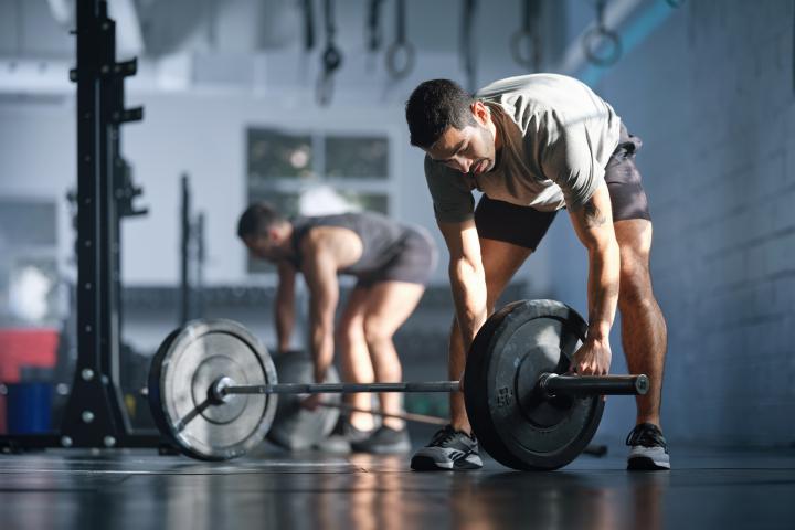 Una persona, en un gimnasio.