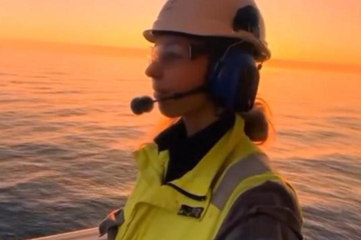 Amalie Lundstad, en uno de los vídeos que publica desde su plataforma petrolífera en Noruega.