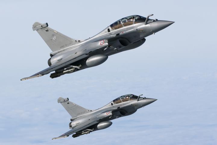 Dassault Rafale B de la Fuerza Aérea Francesa frente a la costa de Normandía. Imagen de archivo.