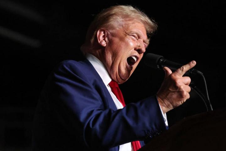 Donald Trump grita "Estás despedido" durante un mitin de campaña en The Expo del World Market Center, el 13 de septiembre de 2024, en Las Vegas.