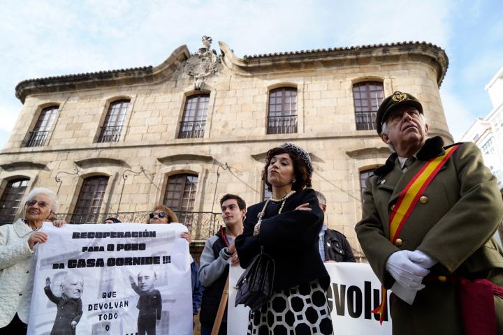 El actor Fernando Moran y la actriz Isabel Risco, caracterizados como Carmen Polo y el dictador Francisco Franco, en una de las marchas para la devolución del Casa Cornide, en la praza de María Pita, A Coruña (Galicia).