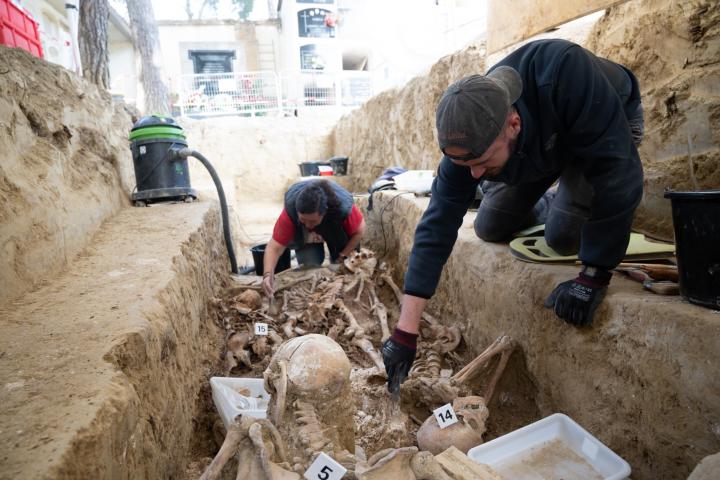 El equipo que está trabajando en la fosa de Ejea de los Caballeros limpiando los restos encontrados.