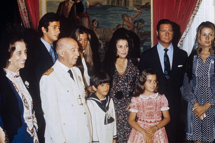 Francisco Franco y Carmen Polo, en la primera comunión de su nieto Jaime, rodeados de su hija y sus demás nietos, el 1 de enero de 1972, en el Palacio del Pardo.