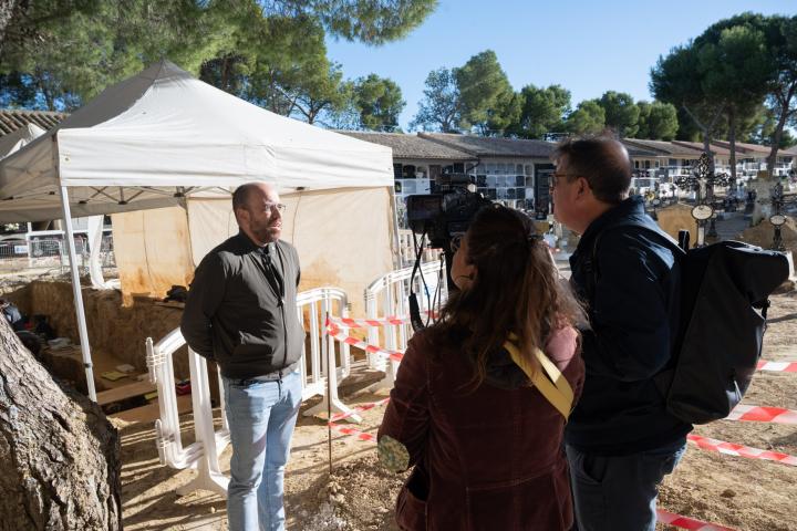 Javier Sumelzo, secretario de la asociación del Batallón Cinco Villas, delante de la fosa común.