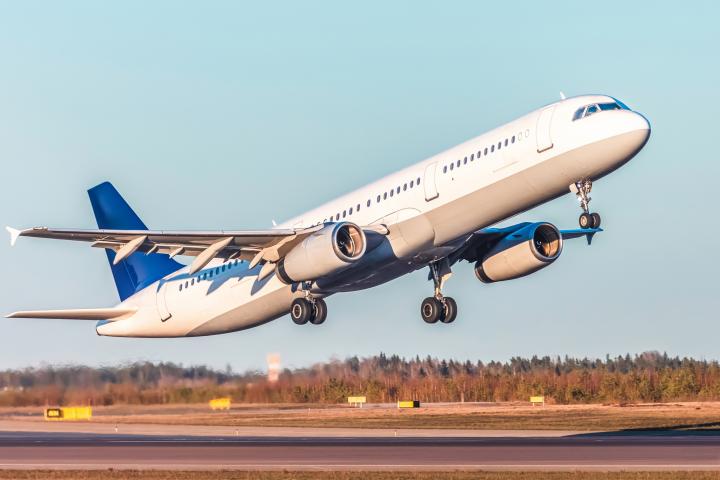 Un avión despegando.