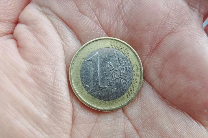 Un euro, en una mano.