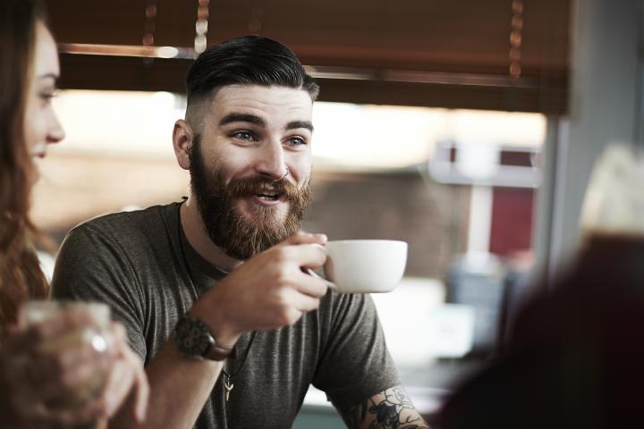 Un hombre tomando café.