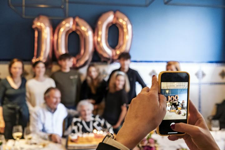Una mujer celebra sus 100 años