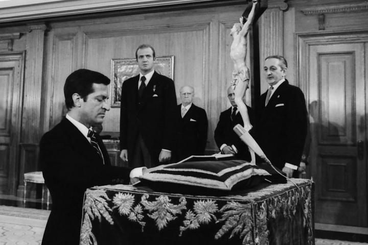 Adolfo Suárez jura de rodillas como presidente de España ante el rey Juan Carlos, el 1 de enero de 1976.