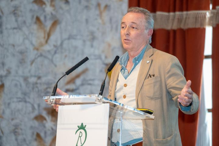 El cantautor José Manuel Soto en una conferencia ante los medios.